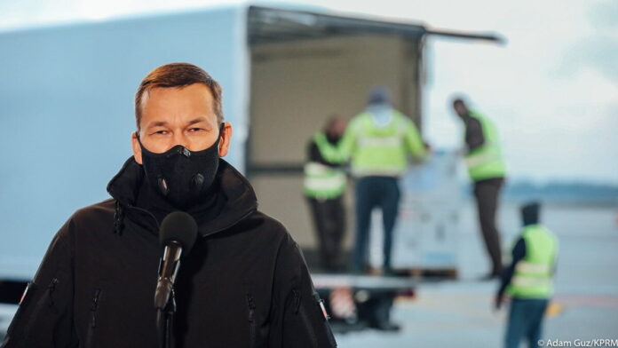 premier Mateusz Morawiecki na lotnisku Okęcie fot. KPRM