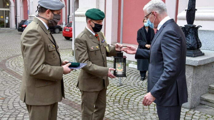 prezydent Jaśkowiak odbiera Betlejemskie Światło Pokoju fot. UMP