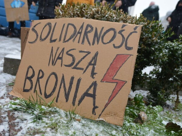 Strajk Kobiet przed siedzibą Żandarmerii Wojskowej fot. K. Adamska