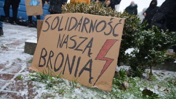 Strajk Kobiet przed siedzibą Żandarmerii Wojskowej fot. K. Adamska
