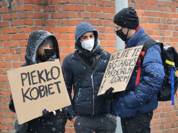 Strajk Kobiet przed siedzibą Żandarmerii Wojskowej fot. K. Adamska