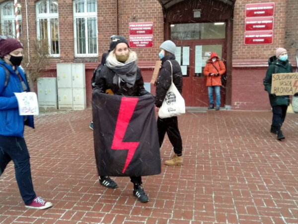 Strajk Kobiet przed siedzibą Żandarmerii Wojskowej fot. L.Łada