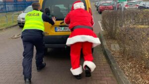 św. Mikołaj i zepsuty samochód fot. policja