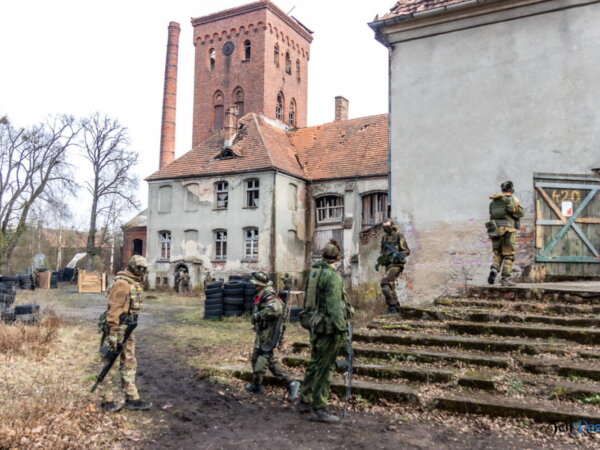 Paintball Owińska Szpital psychiatryczny w Owińskach fot. Sławek Wąchała