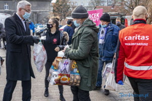 Wydawanie świątecznych posiłków i prezentów dla osób potrzebujących przygotowanych przez Caritas i Miasto Poznań fot. Sławek Wąchała