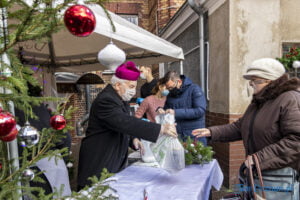Wydawanie świątecznych posiłków i prezentów dla osób potrzebujących przygotowanych przez Caritas i Miasto Poznań fot. Sławek Wąchała