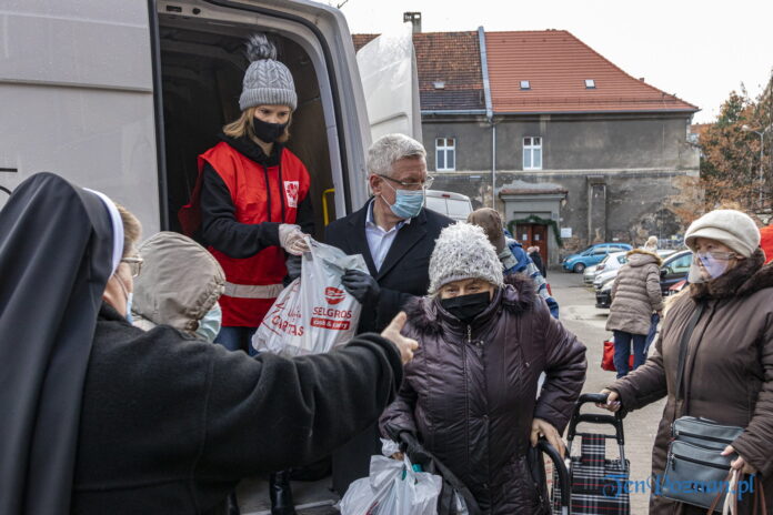 Wydawanie świątecznych posiłków i prezentów dla osób potrzebujących przygotowanych przez Caritas i Miasto Poznań fot. Sławek Wąchała