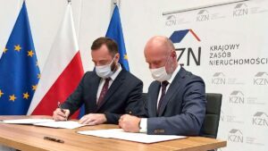 Jarosław Pucek, Bartosz Guss, podpisanie porozumienia z KZN fot. WUW