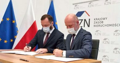 Jarosław Pucek, Bartosz Guss, podpisanie porozumienia z KZN fot. WUW