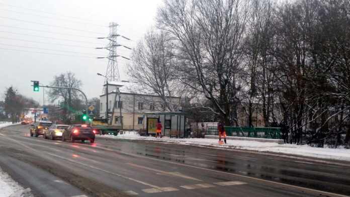 odśnieżanie przystanku ul. Nad Wierzbakiem