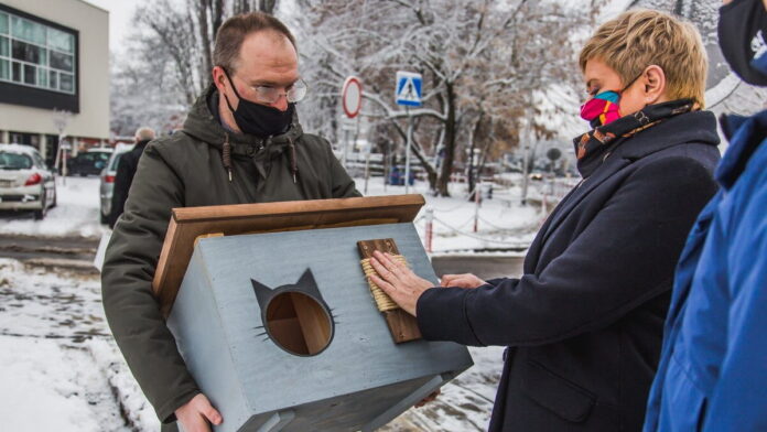 prezydent Beata Klimek i domki dla kotów fot. UM Ostrów