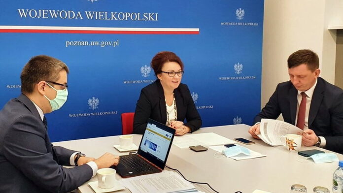 wicewojewoda Aneta Niestrawska, wicewojewoda Maciej Bieniek, dyr. Łukasz Krysztofiak fot. WUW