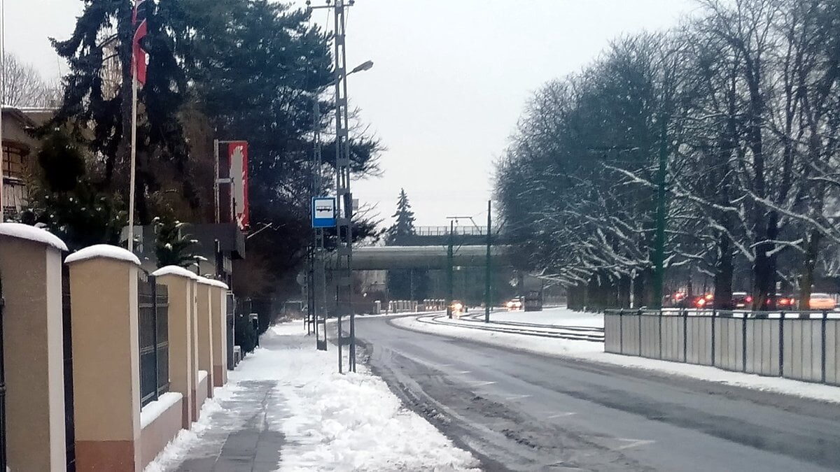 zaśnieżony chodnik al. <a href=