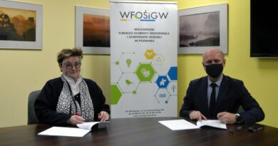 Bartosz Guss, Jolanta Ratajczak , podpisanie umowy w WFOŚ fot. UMP