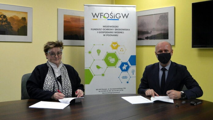 Bartosz Guss, Jolanta Ratajczak , podpisanie umowy w WFOŚ fot. UMP