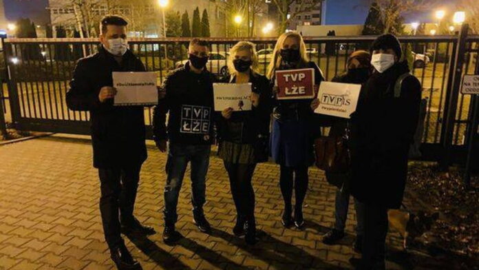 demonstracja przed siedzibą TVP fot. B. Andre