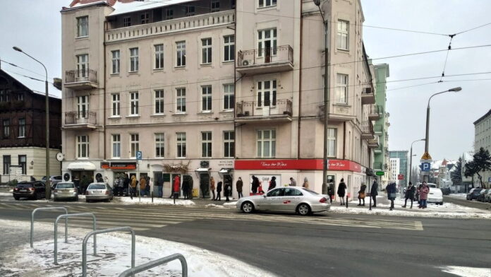 kolejka po pączki fot. K. Adamska