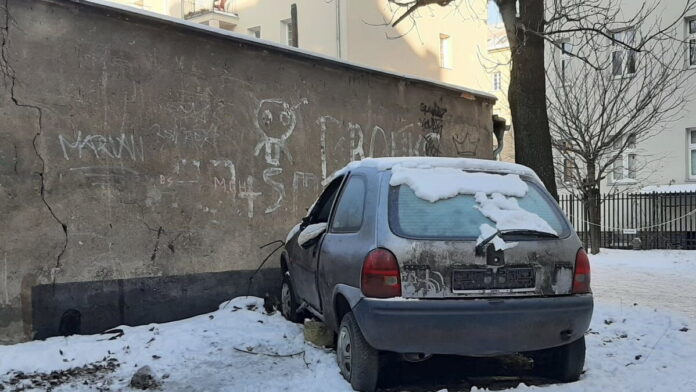 samochód, w którym koczował bezdomny fot. SMMP