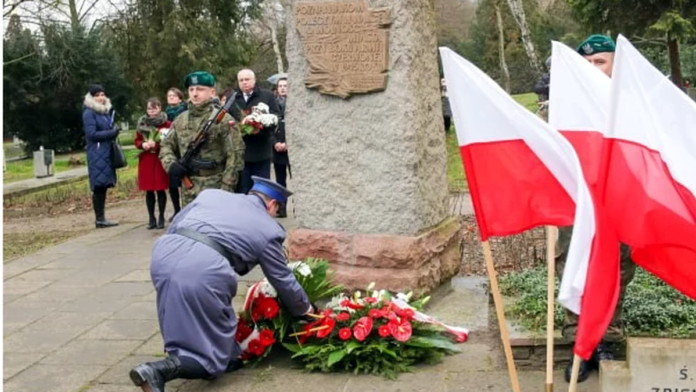 składanie kwiatów, Cytadela, fot. S. Wąchała