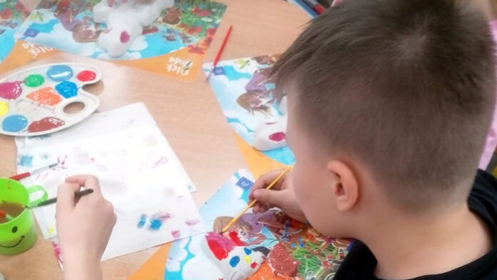 Malowanie zajączków fot. Szkoła Podstawowa nr 2 w Szamotułach