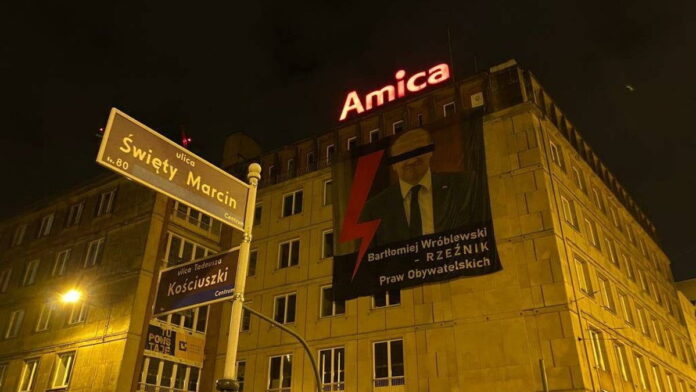 Bartłomiej Wróblewski na bannerze fot. Strajk Kobiet