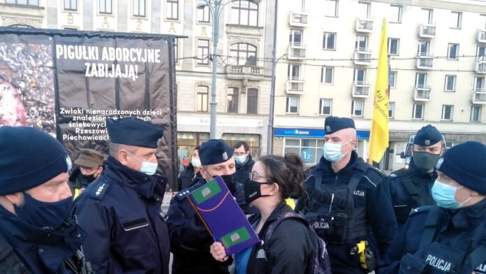 dwie demonstracje na placu Wolności
