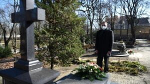 Mariusz Wiśniewski przy grobie prezydenta Ratajskiego fot. UMP