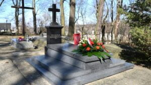 Mariusz Wiśniewski przy grobie prezydenta Ratajskiego fot. UMP