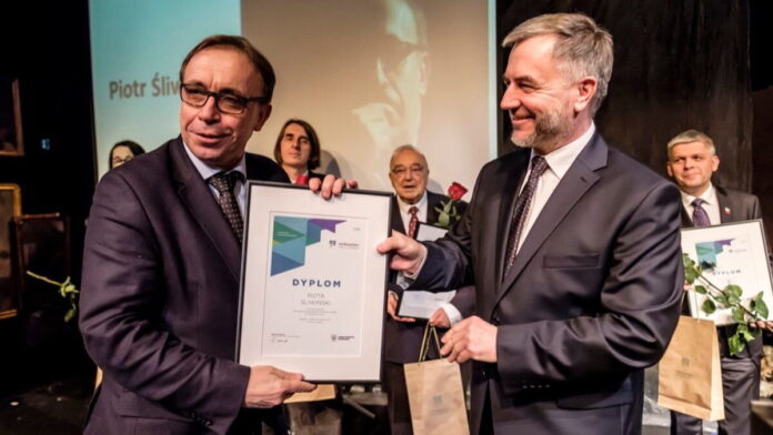 Na zdjęciu: Marszałek Marek Woźniak wręcza nagrodę prof. Piotrowi Śliwińskiemu z UAM (2018 r.) fot. M. Forecki
