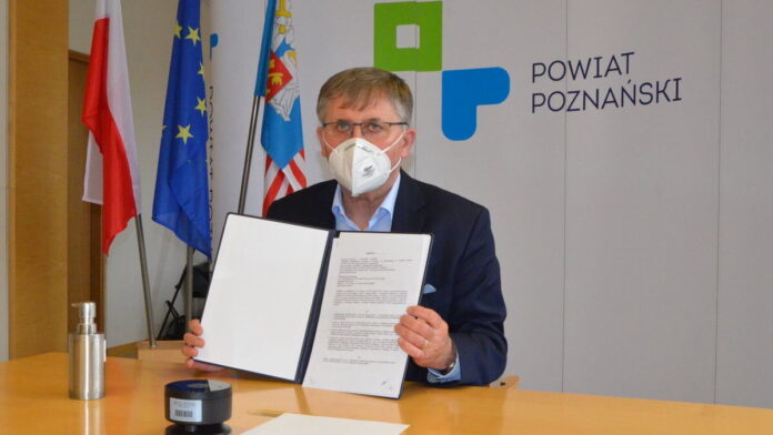 podpisanie umowy o stypendia, wicestarosta Tomasz Łubiński fot. PP2
