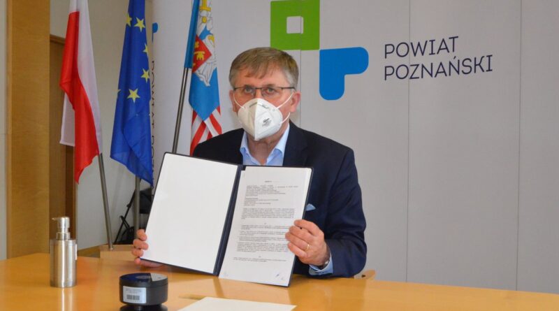 podpisanie umowy o stypendia, wicestarosta Tomasz Łubiński fot. PP2