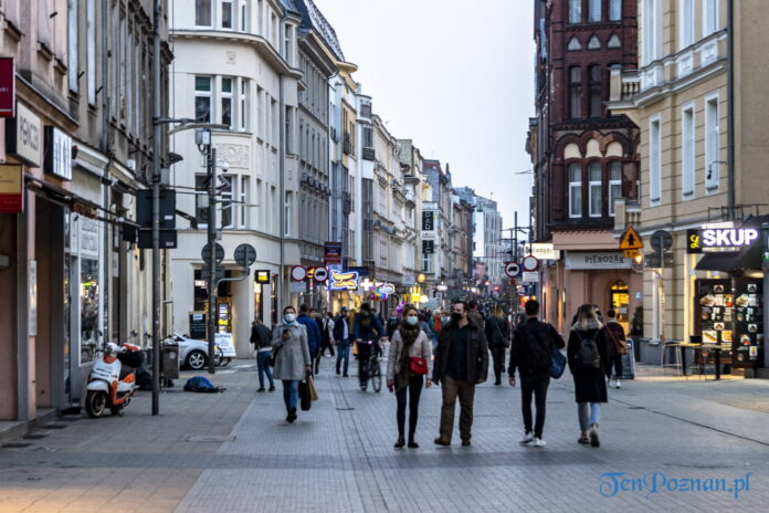 Poznań Stare Miasto wieczór przed lockdownem fot. Sławek Wąchała