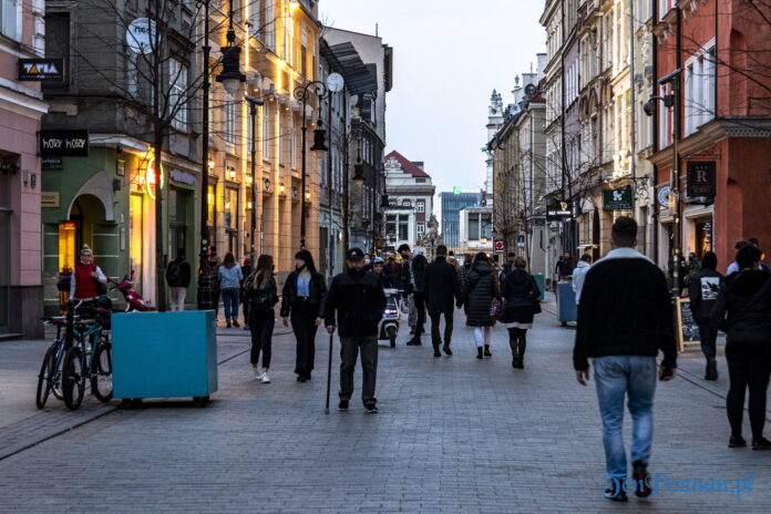 Poznań Stare Miasto wieczór przed lockdownem fot. Sławek Wąchała