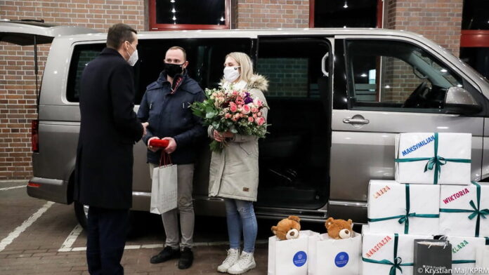 premier Mateusz Morawiecki z rodzicami pięcioraczków fot. FB M. Morawiecki