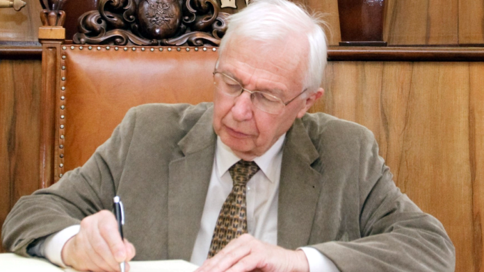 prof. Jean-Marie Lehn wpisuje się do KsięgiPamiątkowej UAM podczas wizyty w 2015 roku fot. Maciej Męczyński UAM