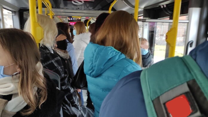tłok w tramwaju fot. P. Sowa