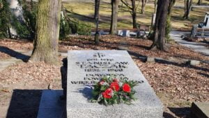 złożenie kwiatów na grobie generała Taczaka fot. WBOT