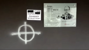 zniszczona tablica pamięci prezydenta Adamowicza fot. UM Ostrów