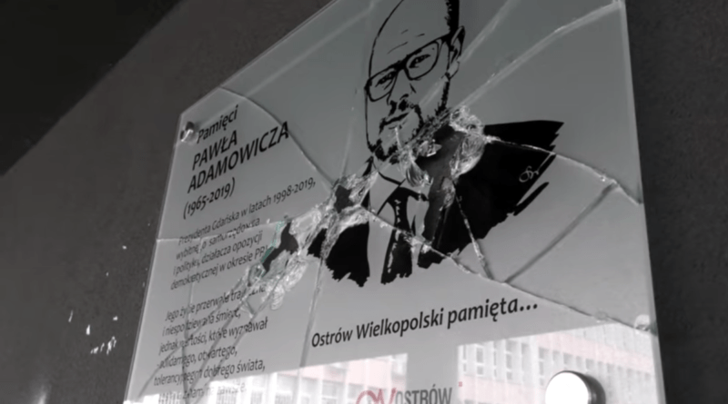 zniszczona tablica pamięci prezydenta Adamowicza fot. UM Ostrów