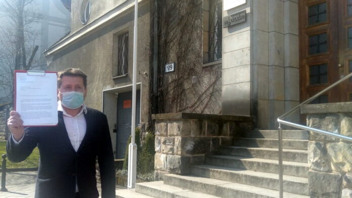 Marcin Staniewski przed klasztorem dominikanów w Poznaniu