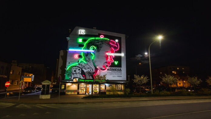 neon z Krzysztofem Komedą fot. UM Ostrów