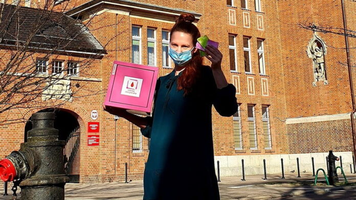 radna Helena Zadumińska z różową skrzyneczką fot. FB ROJ