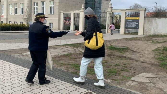 straż miejska rozdaje maseczki fot. SMMP