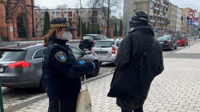 straż miejska rozdaje maseczki fot. SMMP