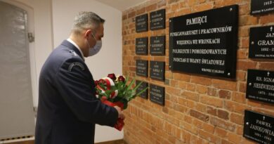Złożenie kwiatów z okazji 81. rocznicy Zbrodni Katyńskiej przez kpt. Mariusza Przybyła fot. ZK Wronki