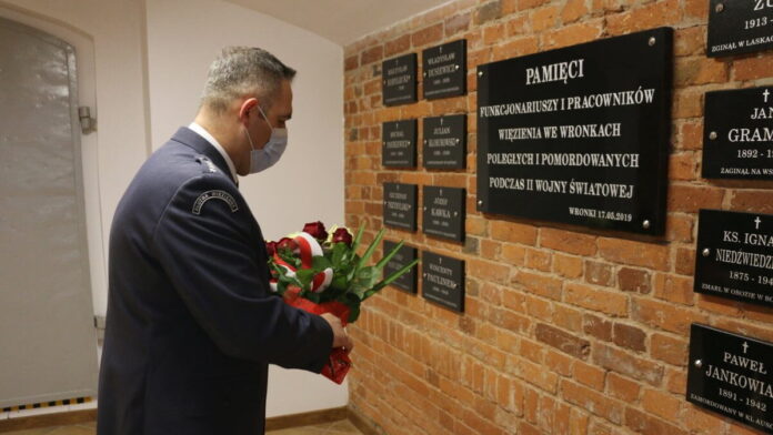 Złożenie kwiatów z okazji 81. rocznicy Zbrodni Katyńskiej przez kpt. Mariusza Przybyła fot. ZK Wronki