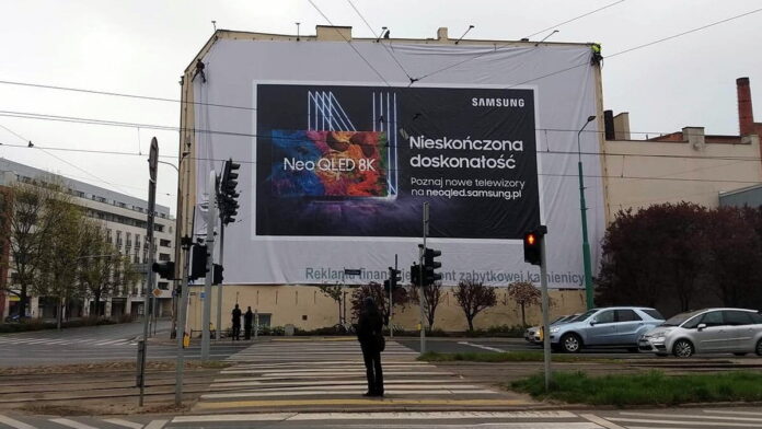 banner na ścianie kamienicy fot. M. Wiśniewski