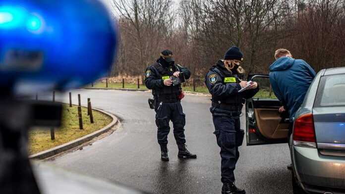 kontrola samochodu na parkowej alejce fot. SMMP