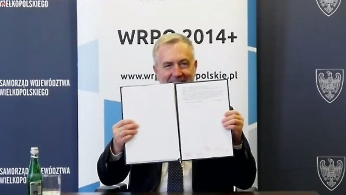 marszałek Marek Woźniak z podpisana umową fot. UMWW