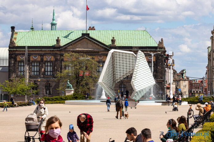 Miasto Poznań Plac Wolności fontanna Muzeum Narodowe fot. Sławek Wąchała